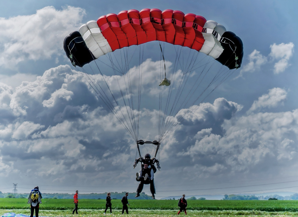 Atterrissage d'un tandem de parachute en été