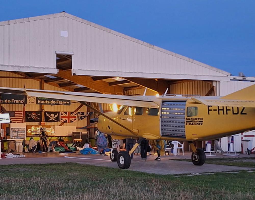 L'avion est pret à démarrer pour atteindre les 4000m et larguer les parachutistes