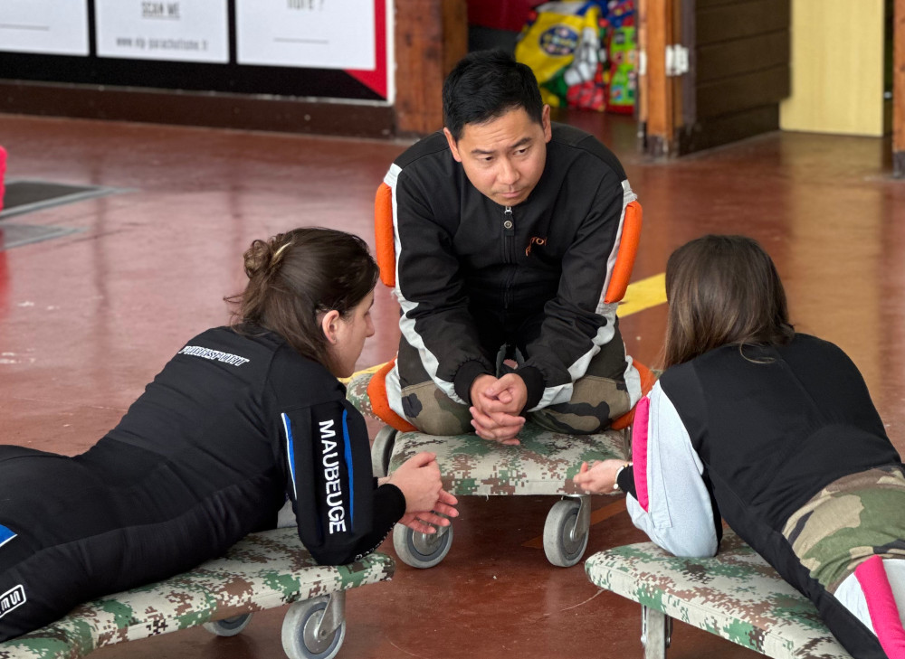 Formation et préparation d'un saut en parachute groupé