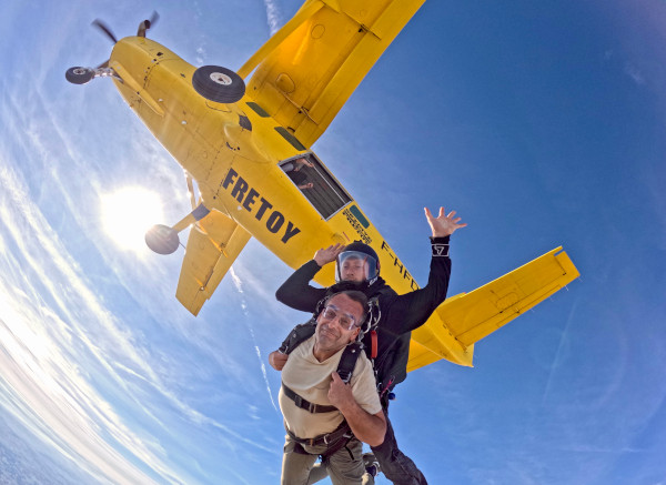 Sortie d'avion d'un tandem en parachute