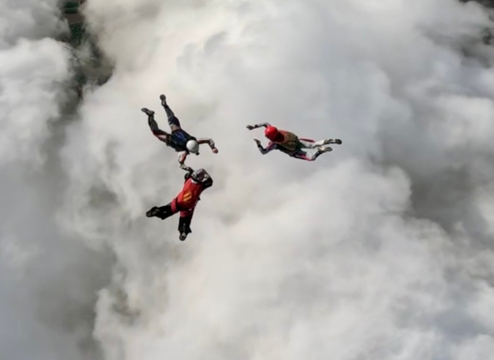 Chute libre et regroupement en parachute