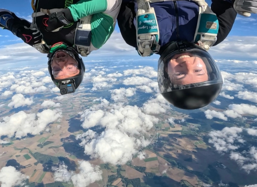 Chute libre tete en bas en parachute Paris