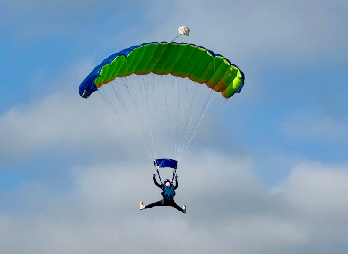 Un étudiant PAC en plein atterrissage après un vol sous voile en parachute