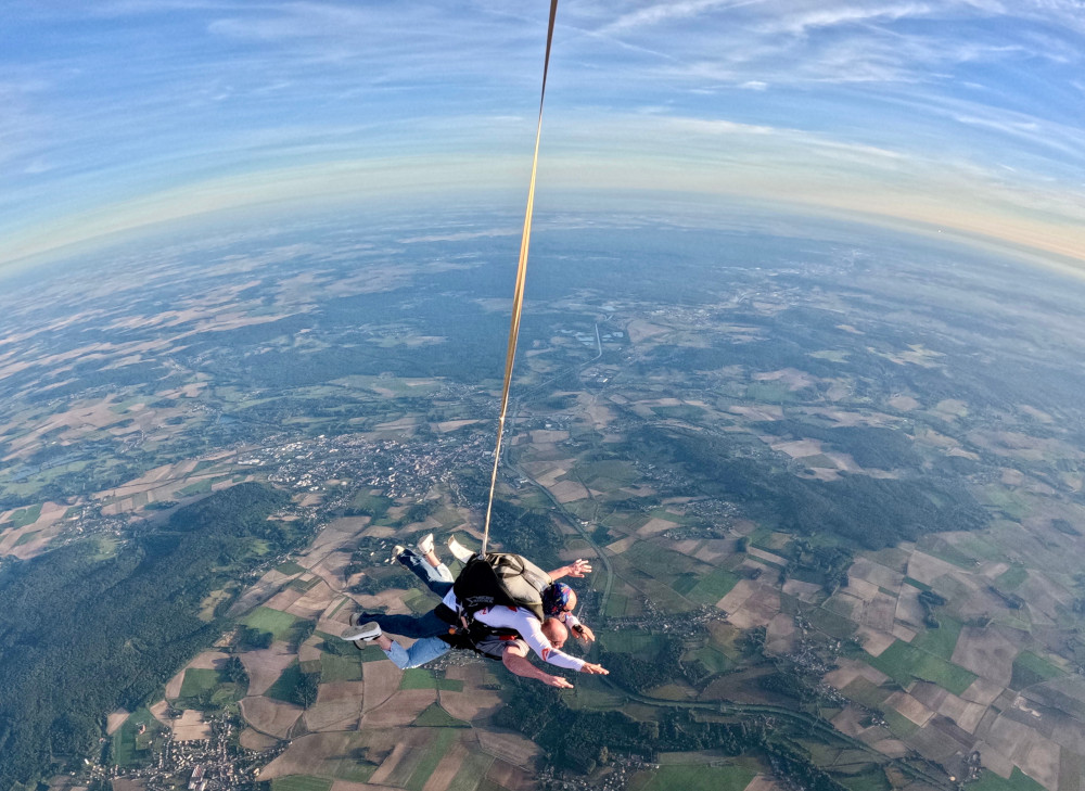 Vue lors d'un saut en parachute pendant la chute libre
