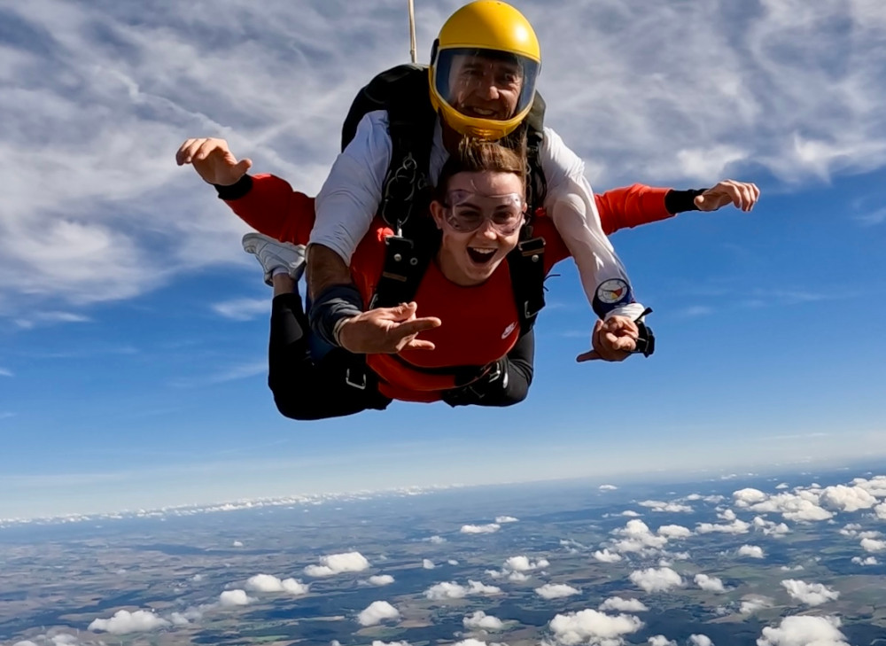 Chute libre lors d'un bapteme en parachute tandem à Paris