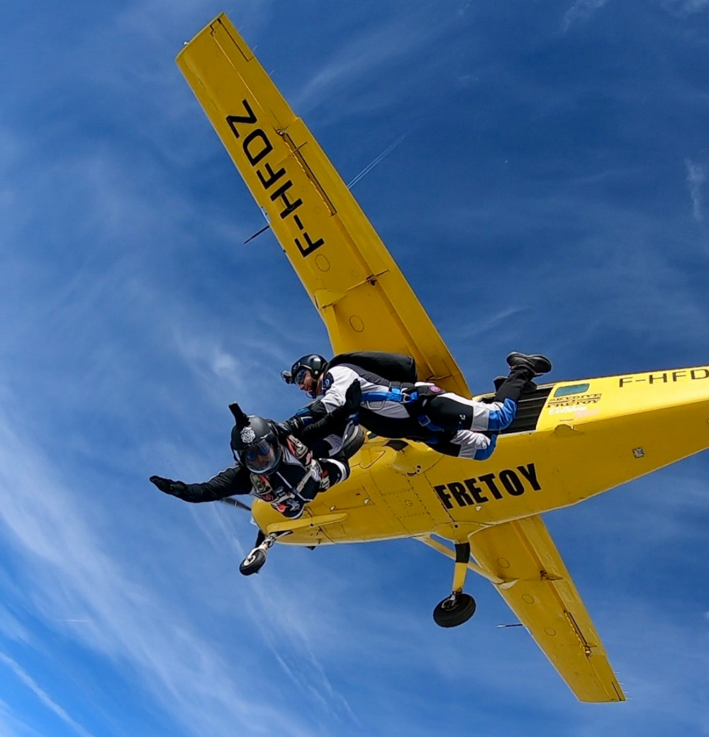 Sortie d'avion d'un élève parachutiste et de son moniteur