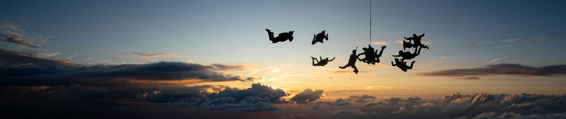Un groupe de parachutiste encadre un baptême de parachute tanderm