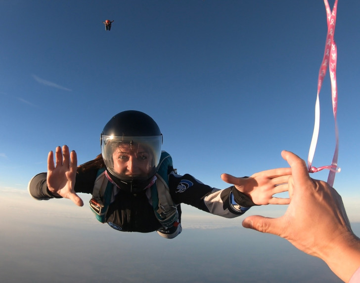La chute libre en parachute sensation lors d'un passage de relais en plein ciel